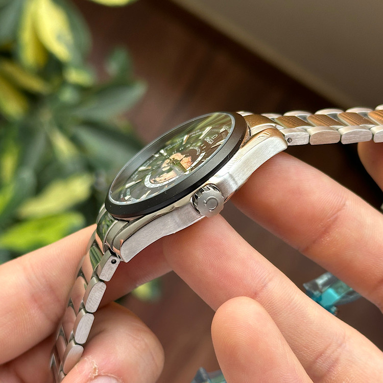 ساعت امگا جهان نما