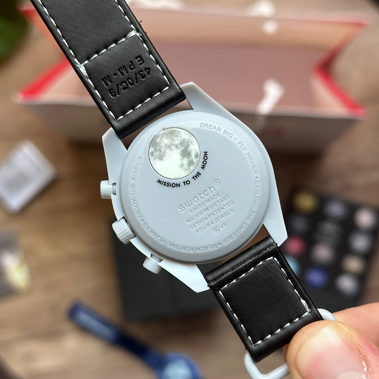 امگا مون سواچ